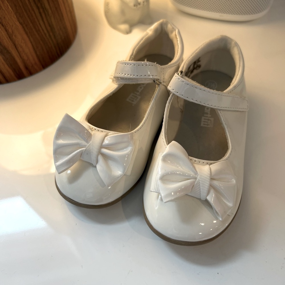 Toddler Girls white patent Mary Jane’s. Size 7.5.